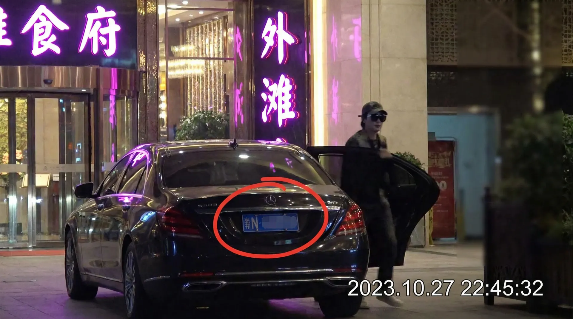 海角爆料 | 海角爆料官方平台-今日热点海角爆料爆料专区 - 豪车餐厅外被拍